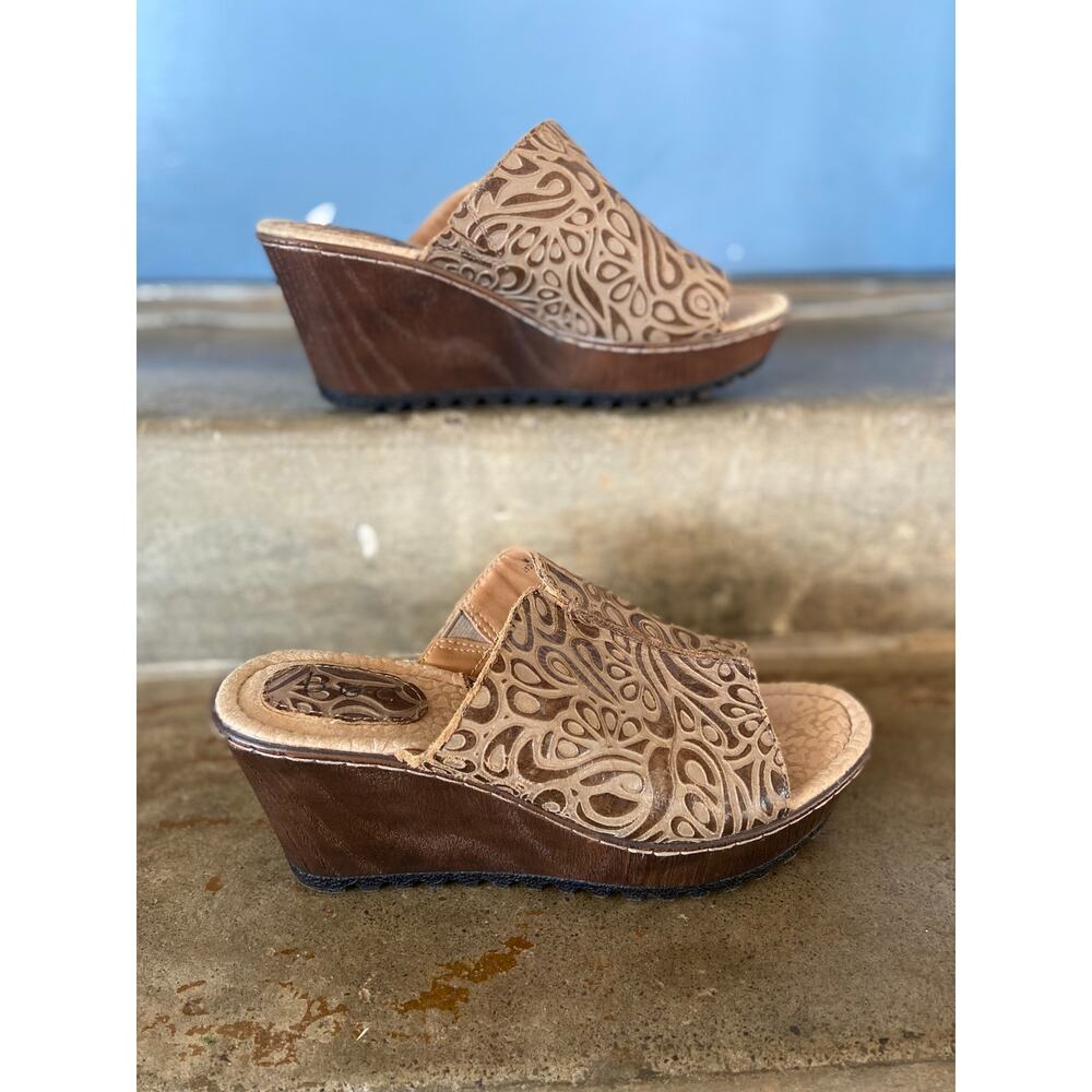 b.o.c. Brown Embossed leather lug sole platform wedge sandal - Picture 2 of 12